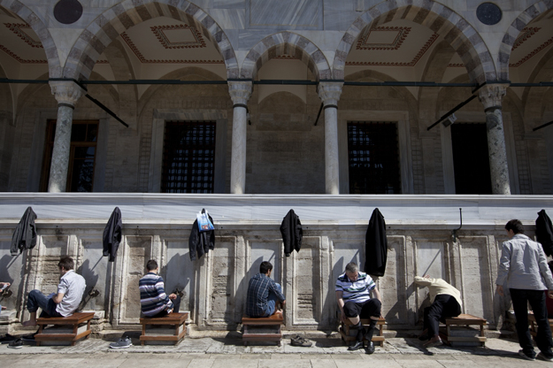 jody-hiltonresized_women_mosque_turkey_05