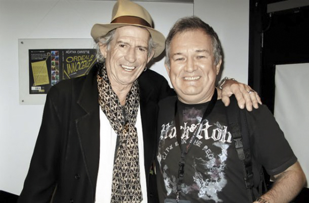 Një prej kontributeve më të shquara të Rasic në karierën e tij të shkëlqyer ka qenë bashkëpunimi i qëndrueshëm i tij me Rolling Stones. Këtu në fotografi me kitaristin e bendit, Keith Richards. Foto nga Brian Rasic.