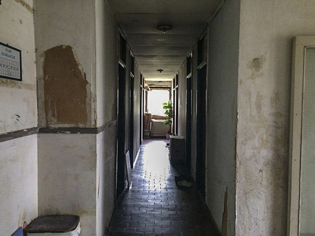 Conditions in Krnjaca’s collective center are thought to be amongst the worst in any of the centers accommodating IDPs from the conflict in Kosovo.