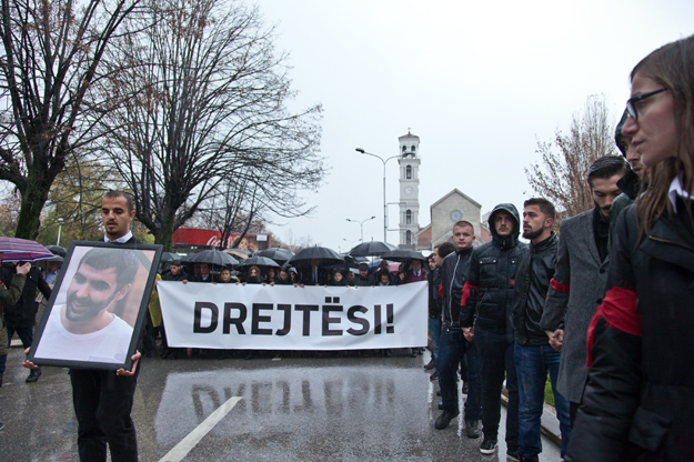 Oni koji marširaju stoje iza transparenta sa natpisom “Pravda!” dok i dalje ostaju pitanja o smrti Astrita Deharija.