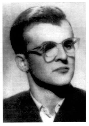 Druga prelomna tačka bila je 1953. godina. Te godine je jugoslavenski predsjednik Josip Broz Tito s turskim ministrom vanjskih poslova Mehmetom Kopruluom sklopio prijateljski sporazum kojim je omogućena deportacija Albanaca iz Jugoslavije u Tursku. Kada sam Demačija pitao šta je za njega bilo najteže u životu, rekao mi je sljedeće: “Najteže mi je bilo to što su skoro svi moji prijatelji tokom pedesetih godina deportirani u Tursku.”<br />
<br />
Treća prelomna tačka dogodila se u zimu 1955/56. godine, kada je jugoslavenski režim započeo kampanju prikupljanja oružja na Kosovu. Demači je govorio kako su “ljude izvodili iz njihovih domova te ih maltretirali, vezivali i vukli po hladnoći sve dok im koža nije počela otpadati kao perje kod kokoši.”<br />
<br />
“Tražili su oružje. Vi ga, naravno, niste imali, pa su vas tjerali da ga kupite. U strahu da će ponovo morati proći kroz tu patnju, jedan moj komšija se objesio.”