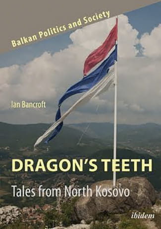 Në librin e tij të ri, “Dragon’s Teeth: Tales from North Kosovo” (“Dhëmbët e Kuçedrës: Rrëfime nga Veriu i Kosovës”), Bancroft zhytet në historitë e humbura, të tashmen e trazuar dhe të ardhmen e paqartë. Ai shpërfaq natyrën shumëkulturore të veriut; mbi 4,000 shqiptarë në 10 katunde vazhdojnë të jetojnë në veri bashkë me një numër domethënës të boshnjakëve, romëve, ashkalinjve, egjiptianëve, turqve dhe goranëve. Nuk i dimë shifrat e sakta të popullsisë sepse nuk ka pasur regjistrim të mirëfilltë prej para luftës meqë serbët në Kosovë e bojkotuan regjistrimin e popullsisë të vitit 2011.<br />
<br />
Kur flet për Mitrovicën dhe për veriun, është e pamundur të mos flasësh për jugun. Ndërlikimi shkon përtej një ure të thjeshtë që e ndan qytetin mes shqiptarëve dhe serbëve, siç portretizohet shpesh nga mediat vendore dhe ndërkombëtare. Bancroft tregon se si gjërat turbullohen dhe përzihen nga të dyja anët. Historia dhe kultura janë më komplekse sesa paraqiten.