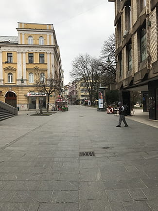 <p style="font-size: 20px; font-weight: bold;">22</p><br />
<br />
Sarajeva është e shkretë sikur të gjendej në dheun e gjërave të mbetura. Ngujimi e ndikon edhe mendjen, edhe zemrën e njeriut. Frika gjëllin kudo, sikur mikroorganizëm. Sot është dita e parë e orës policore. Për momentin kemi dy armiq: shtetin tonë që mezi pret të na burgosë dhe kiameti i lartpërmendur në nivelin mikro.<br />
<br />
Do të vazhdoj të dëgjoj këngë pikëlluese që të jem sa më i përgatitur për gjërat që po vijnë. Po e pres reshjen e dëborës së hirtë posa dielli të arrijë në zenit.<br />
<br />
<p style="font-size: 20px; font-weight: bold;">23</p><br />
<br />
Të mbuluara me maska, fytyrat e grave në rrugë marrin një gjurmë erosi.<br />
<br />
Ndërsa shëtisja nëpër Marijin Dvor, një grua doli nga furra të cilën po e kaloja dhe u shikuam në sy. Më dukej e njohshme.