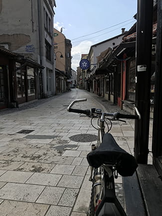 Doli një sport i ri mes njerëzish: numërimi i të infektuarve, të shëruarve dhe të vdekurve në vend. Më kujtohet që ky sport luhej edhe gjatë luftës, edhe pse ishte një sport olimpik që na pikëllonte më shumë atëherë. E luanim para radioaparateve duke i dëgjuar folësit seriozë që jepnin lajme nga radiostacioni kombëtar. Kjo përmendet në tregimin “Women’s War” (“Lufta e Grave”), të cilin e shkrova posaçërisht për versionin në anglishte të librit “Under Pressure” (“Nën Trysni”).<br />
<br />
Shpeshherë ndodh që kam shkruar diçka për një gjë dhe nuk kam nevojë ta bëj sërish.<br />
<br />
Sporti i njehjes trishtyllore do të vazhdojë. Qëllimi nuk është të mbërrihet fundi i pandemisë, por të ndillet një dozë ditore e frikës në zemrat tona, ose kurdo ta ndiejë personi.<br />
<br />
Njerëzit duan të frikohen, andaj shikojnë filma horror. Sidoqoftë, është gjë e pakëndshme kur realiteti shndërron botën në një film horror.