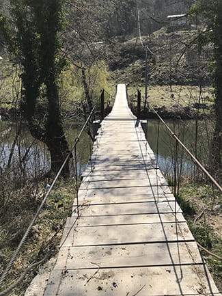 Duhet të kapërcehet disa herë për t’u mësuar me të, në mënyrë që të ecësh pa lëkundjet e parehatshme.<br />
<br />
Peshqit janë gati të shfaqen, por nuk kafshojnë. Karremat nën grep i kanë te hundët por nuk afrohen. Shoh ujin duke bërë valë. E ngreha lehtë, sepse nuk më pëlqen të tërheq me dhunë kur peshku kafshon. Kapa një mlysh të mirë.<br />
<br />
Në fillim nuk dija se a është njilë a mlysh. Shpresoj që është njilë. Është kënaqësi ta kapësh sepse gjithmonë lufton dhe kurrë nuk heq dorë. Madje kërcen nga rrjetat, ato me shufër metalike që përdor për t’i nxjerrë peshqit. Vetëm amatorët kapin me shkop peshkimi. Megjithatë, më duhet të pranoj se e bëj vetë herë pas here. Të mbërthen adrenalina e peshkatarit dhe e harron rregullën: peshku ka tendencë të bie nga grepi kur e tërheq në atë mënyrë dhe ndonjëherë mund të të thyhet maja e shkopit.