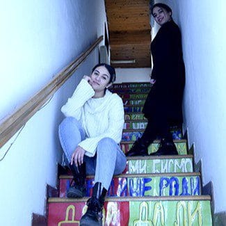 <br />
Silvia: Ja sam slučajno ušla u Grubb. Nisam ni znala šta je to, za šta se bore. Znate da su naše romske svadbe velike, a ja sam igrala na svadbama. Kolega koji je radio u Grubbu kao nastavnik pozvao me je da dođem da igram kod njih. Bilo mi je zanimljivo i ostala sam. <br />
<br />
Kasnije sam saznala da imaju režisera iz Kanade, da putuju, da imaju mjuzikl, da pričaju o predrasudama, diskriminaciji, da se bore. To mi je bilo zanimljivo, jer radim ono što volim, a i borim se za naše Rome. Kad nastupam, nastupam ne samo kao ja, nego predstavljam sve Rome. Pre pet godina su mi ponudili da budem nastavnica plesa i da znanje koje sam stekla prenesem. 