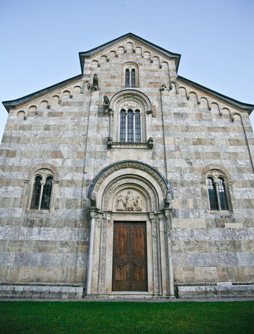 Ndërsa Çeku përmend pezullimin e zhvillimit të rrugës si shenjë që sistemi aktual përfshin shqetësimet dhe nevojat e manastirit, nuk janë vetëm vendasit e zjarrtë Haradinaj dhe Ramosaj që po insistojnë në vazhdimin e projektit. Ministri i qeverisë së re i Mjedisit, Planifikimit Hapësinor dhe Infrastrukturës, Liburn Aliu, gjithashtu ka shprehur dëshirën e tij për ta ndërtuar rrugën në Zonën e veçantë të Mbrojtur të Manastirit.<br />
<br />
Në letrën e Çekut për Europa Nostra thuhej gjithashtu se “Republika e Kosovës është instanca më e lartë e mbrojtjes së pasurive të trashëgimisë kulturore në vend. Ne e mbrojmë trashëgiminë tonë”. Ky është një pretendim mjaft i ndryshëm nga ai që Çeku bëri në Prishtina Insight në vitin 2015 para se të ishte ministër i qeverisë, kur u ankua se kishte abuzim dhe neglizhencë të gjerë ndaj vendeve kulturore në Kosovë, si shqiptare ashtu edhe serbe.