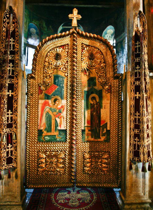 Listimi i “Monumenteve Mesjetare në Kosovë” — ku përfshihet Deçani — në Listën e UNESCO-s të Trashëgimisë Botërore në Rrezik në vitin 2006 ishte pjesërisht përgjigje ndaj trazirave të vitit 2004. Monumentet Mesjetare gjithashtu përfshijnë Manastirin e Graçanicës, Kisha e Shën Premtës në Prizren, dhe Manastirin Patriarkal të Pejës. Kisha e Shën Premtës u dëmtua seriozisht në trazirat e vitit 2004 dhe që atëherë është restauruar pjesërisht. Të tjerat i shpëtuan trazirave pa dëmtime.<br />
<br />
Një deklaratë e fundit publike nga Eparkia e Rashkës-Prizren në lidhje me listën e Më të Rrezikuarat e thekson praninë e KFOR-it si dhe shkatërrimin e vitit 1999 dhe 2004. Ata gjithashtu përmendin sulmet me granata që shënjestronin Manastirin e Deçanit në vitin 2000 — menjëherë pas luftës — dhe në vitin 2007. <br />
<br />
Policia e Kosovës arrestoi autorin e sulmit në vitin 2007 dhe ai u dënua më pas me tre vjet e gjysmë burg.