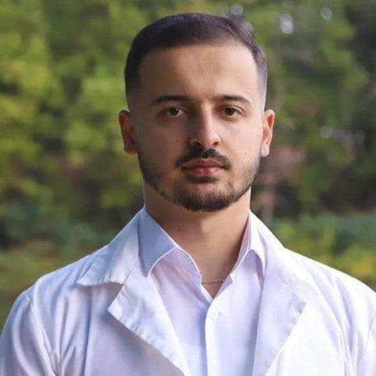 “Unë shkoj shumë rrallë në vendlindjen time, pasi nuk kam kë të takoj atje, shokët e mi kanë ikur të gjithë, ishim 16, sot jemi vetëm 3 në Shqipëri; prindërit zakonisht vijnë në Tiranë fundjavave, dhe unë nuk kam më arsye pse të shkoj atje”, thotë Malbori, i cili pavarësisht dëshirës të dalë nga Shqipëria, vijon të jetojë e punojë në vendin e tij.<br />
<br />
Burreli, si shumë zona të Shqipërisë, kryesisht të veriut, është një rajon të cilin të rinjtë po e braktisin.<br />
<br />
Shifra të sakta të ikjeve të ndara në rajone nuk ka për shkak se prej vitit 2011 Shqipëria nuk ka zhvilluar një census (numërim të popullsisë), ndërsa census i planifikuar për vitin 2021 dështoi.