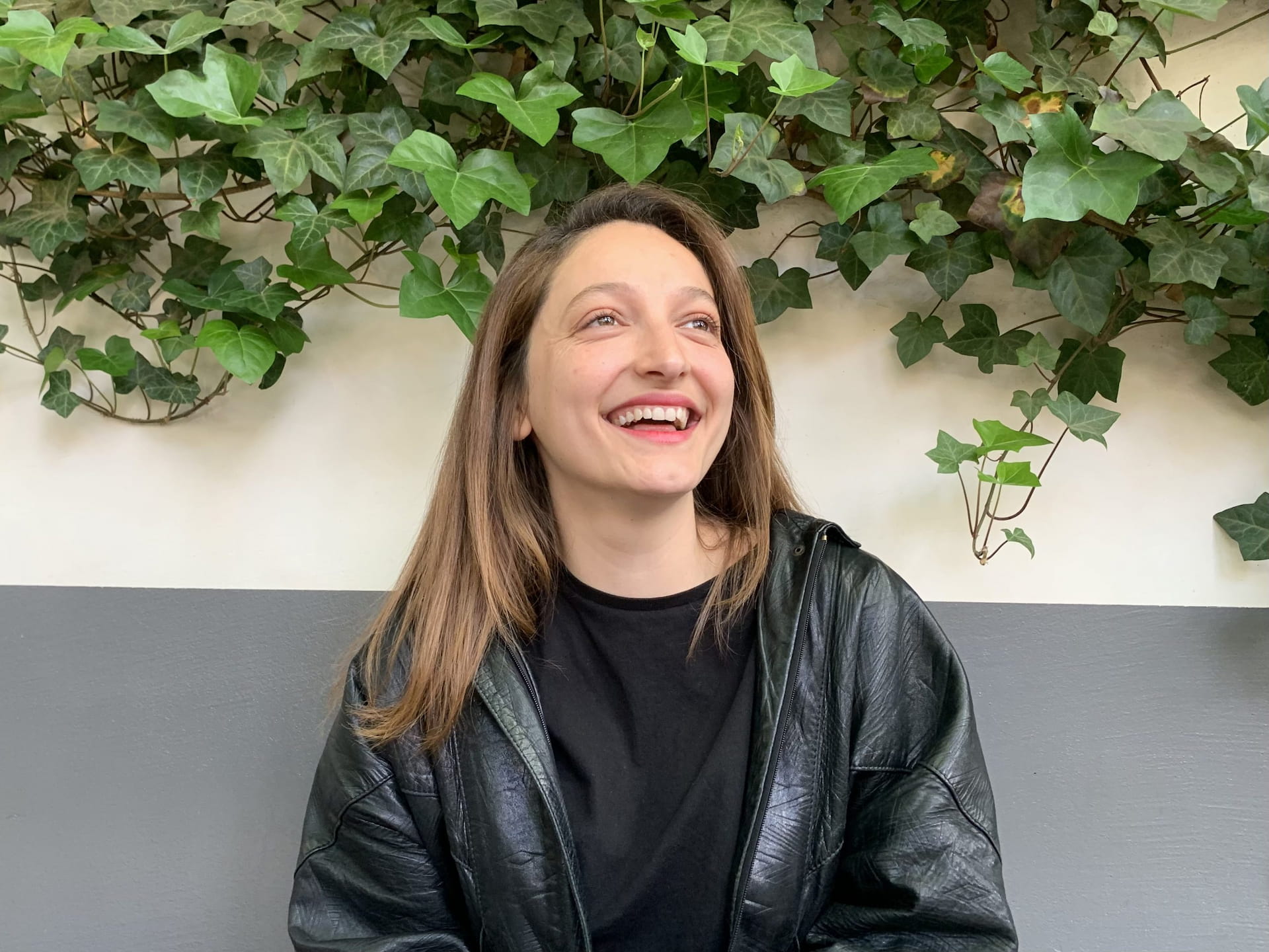 Për filmin “E ardhmja asht ma e mirë, shoqe”, me vete kam marrë vetëm kamerën. Thjesht po shkoja në një fshat, ndaloja makinën, merrja kamerën dhe trokisja në dyer.<br />
Shumica e këtyre grave e kishin kryer klasën e katërt ose të tetë të shkollës fillore dhe shumica e tyre ishin analfabete. Ulesha me to dhe ato më ofronin kafe dhe pastaj bisedonim. Një gjë për të cilën gjithmonë filsnin ishte shkolla, se si donin të arrinin më shumë, se pse nuk ia dolën ta përfundonin shkollën. Bëhej fjalë për ëndrrat