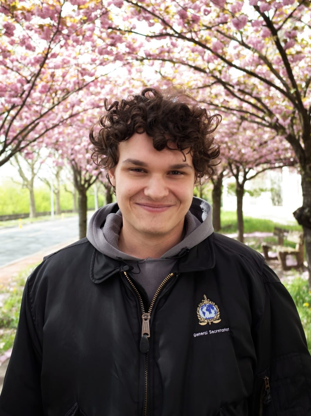 Unë shkoj në Kosovë gati çdo vit, për me kriju lidhje me familjen time, me shtetin tim. Kjo ma bëri më të lehtë për të bërë një film atje. Ishte diçka shumë e mirë pasi edhe kam ardhur të bëja filmin, por edhe e kam pa familjen time dhe kam mujtë me i pasë edhe ata në film. Është një skenë ku e gjithë familja ime është pjesë e filmit.<br />
Kur nipi i jep disa dru babait — në fakt ai është babai im i vërtetë dhe më pas është një skenë në dhomën e ndejës ku shihet një familje — ajo është familja ime e vërtetë, daja, nipat, tezet dhe mami.<br />
Kjo ka qenë skena më e vështirë që e kam bo. Jo që e kam pasë vështirë me i shti me lujtë, por sepse është shumë vështirë me bo një film shumë personal me familjen, sepse e ekspozon veten shumë. Në fund, ata e shijuan, aktruan shumë mirë. E shijuan sepse takuan shoqërinë time nga Franca, shokë të cilët nuk kanë pasë mundësi me i taku më herët. Po ashtu, ka qenë mënyrë e mirë për t’iu treguar se me çka merrem në Francë, cila