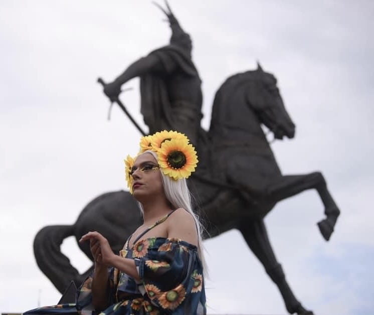 Adelina Rose, për dallim, asnjëherë s’e kishte ndërmend të lëshonte rrënjë në Prishtinë. Pavarësisht rezervave fillestare, çka supozohej të ishte thjesht një qëndrim i shkurtër për ta xhiruar një film të shkurtër, “Bini”, në Kosovë, u shndërrua në vite të përjetimit të qytetit si një mbretëreshë drag komike, aktore dhe performuese e talentuar. Në Prishtinë Adelina Rose u takua me mbretëreshën tonë të nderuar të të gjitha mbretëreshave, Adelina Ismailin — këngëtaren e shquar kosovare të viteve të ’90-a, e cila i shtyu kufijtë e temave në muzikën pop — e cila u bë nënë-mbretëreshë e Adelina Rose.