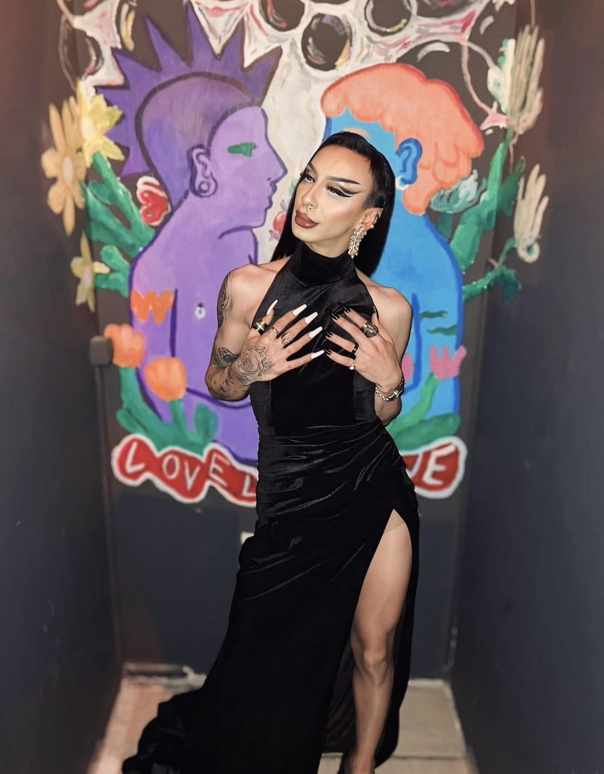 Me numrin e madh të ndjekësve në Instagram dhe talentin legjendar, Diva s’ka nevojë për prezantim. Ai sfidon pritshmëritë si aktivist, performues dhe grimer, duke zënë vendin e tij në komunitetin e Prishtinës me besim të palëkundur. Për mendimin tim, ai mund ta fitojë pa u munduar fort garën e “RuPaul’s Drag”, por në vend të kësaj, ka ndjekur ëndrrën e tij për t’u bërë një artist grimi. Diva po shfrytëzon njohuritë, famën dhe lidhjet e tij, për ta ndërtuar “Queen’s Corner”, një sallon ondulimi në zemër të qytetit — na vjen keq RuPaul, mbretëresha jonë s’ka kohë për të konkurruar në garën tënde!<br />
Diva nisi duke performuar në Kosovë dhe shumë shpejt preku skenën ndërkombëtare. Ai arriti një moment të rëndësishëm historik, kur u shfaq në videoklipin “Pussypower”, një këngë e yllit gjerman të popit, Katja Krasevice. Sot, të shohësh mbretërimin e tyre është kënaqësi absolute.