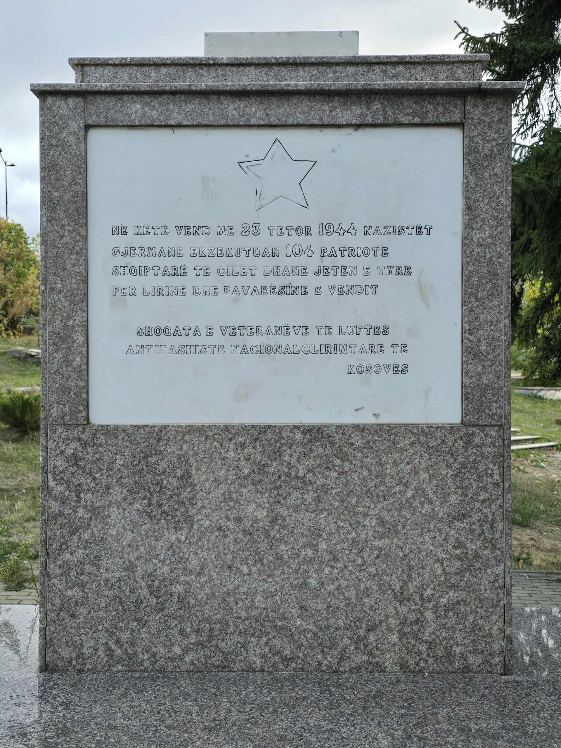 <br />
Ky monument lidhet me një histori pushkatimi gjatë Luftës së Dytë Botërore. Në gazetën e përjavëshme “Bashkimi i Kombit”, në numrin e datës 24 tetor 1944 shkuhej: <br />
<br />
“Natën duke i gdhirë 21 tetori në rrugën e Dibrës u bë një atentat i shëmtuar kundër një automjeti gjerman. Durimi i fuqive të armatosura gjermane mori fund. Masa ndëshkimi: 1. -Lagjja rreth e rrotull vendit të ngjarjes në rrugën e Dibrës, do të shembet. 2. -100 të burgosur komunist prej Tirane e që i përkasin rangut intelektual dhe që ndodhen në fushën e përqendrimit të Prishtinës do të pushkatohen menjëherë për hakmarrje. 3. -80 pjesëtarë të njohur të nacionalçlirimtares në Tiranë do të mbahen peng dhe në rast përsëritje kundër pjesëtarëve të armatës gjermane do të varen. Komanda e Fuqive te Armatosura Gjermane në Shqipëri”. 