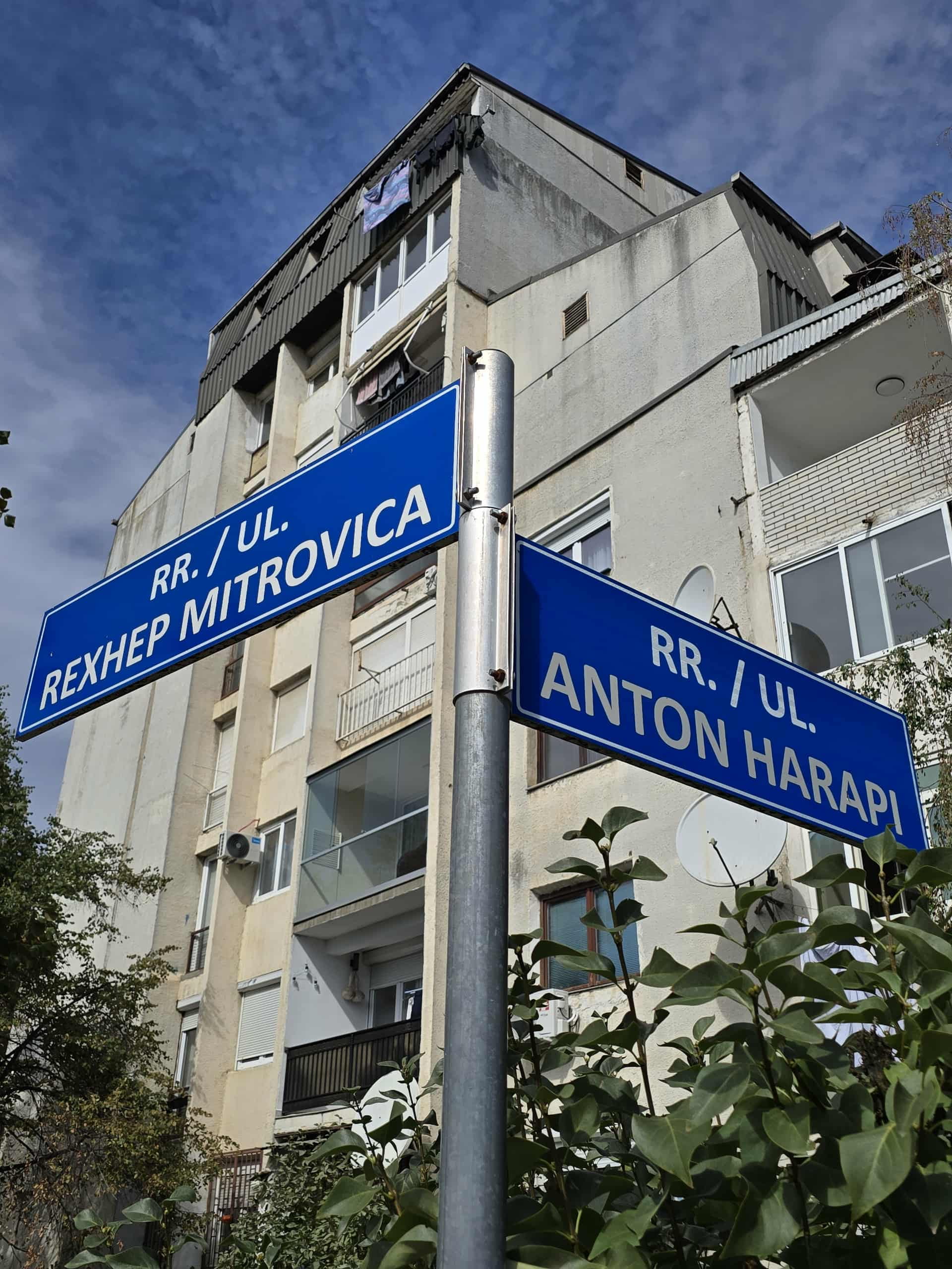 <br />
<br />
Përkundër që historitë e pajetëshkruara të tyre nxitin shumë debat në publik dhe pavarësisht natyrës të ndjeshme të rolit dhe politikave si bashkëpunëtorë të fashistëve italianë dhe nazistëve gjermanë, emrat e këtyre personazheve mund të hasen sot në pllakat e rrugëve. Në disa raste, ato shfaqen madje edhe krah për krah, si në lagjen “Dardania” të Prishtinës, ku dy rrugica pranë shkollës “Dardania”,  janë pagëzuar me emrin e Rexhep Mitrovicës, kryeministër i Shqipërisë nën pushtimin gjerman nga 4 nëntori 1943 deri më 18 korrik 1944 dhe të Anton Harapit, prift katolik që, me leje të Selisë së Shenjtë, shërbeu si anëtar i Këshillit të Regjencës nga 13 shtatori 1943 deri në fund të vitit 1944, po ashtu nën pushtimin nazist. 