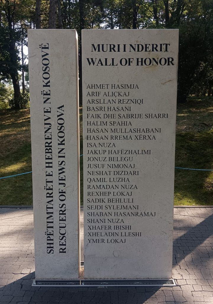 <br />
<br />
<br />
Ky memorial është ndërtuar dhe inaguruar para vetëm dy vitesh, më 23 gusht 2023, me nismën e Shoqatës për Miqësi Kosovë – Izrael dhe Fondacionit Shqiptaro – Amerikan. I quajtur sipas mbishkrimit dygjuhësh “Muri i Nderit/Wall of Honor”, ky memorial përbëhet nga një pllakë rreth dy metra e gjysmë e lartë, në krah të të cilit është shkruar: “Shpëtimtarët e hebrenjve në Kosovë/Rescuers of Jews in Kosova”. <br />
<br />
Në atë pllakë përkujtimore, janë shënuar emrat e 24 shqiptarëve të Kosovës që kanë shpëtuar hebrenjë gjatë luftës.