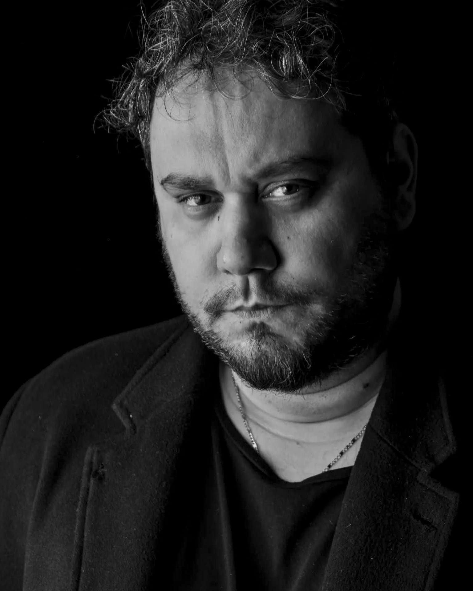 Kuptimin e jetës unë e kam gjetur vetëm te letërsia, te të shkruarit, dhe më vonë te bashkëshortja ime, e cila m’u bashkua në këtë udhëtim në kohën time më të errët, për të mos ma lëshuar dorën deri më sot, ku sipas meje, kemi dalë në cekëtinë. Kuptimësinë e kam gjetur edhe tek im bir, që përbën tashmë bërthamën e jetës sime dhe dikton gjithçka që unë dua dhe synoj.<br />
Por kotësia vazhdon e ngre krye shpesh, që te çasti kur hap laptopin për të shkruar dhe mendoj se kujt dreqin i hynë në punë romanet e mi në një botë që rend drejt luftës, e deri te procesi i daljes në dritë të librit, momenti kur ne përballemi me mungesën e lexuesit apo edhe të interesimit nga institucionet shtetërore. Në këtë pikë, secili libër shpesh i ngjan një mesazhi në shishe që nuk ka për t’u hapur ndonjëherë, por që endet nëpër detërat e botës pa adresë. Një përmasë kotësie është edhe kjo, në formën e saj më të pastër.