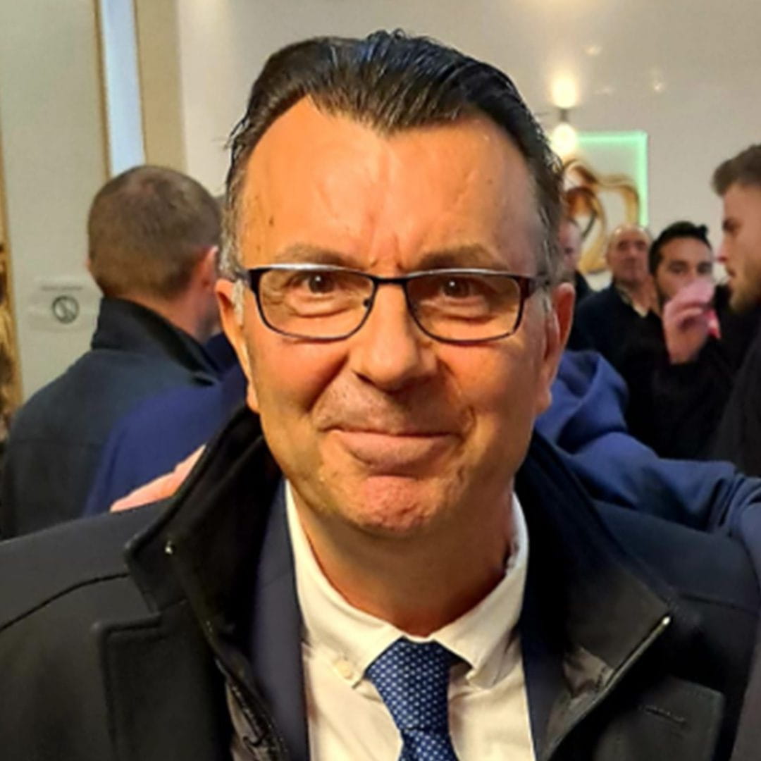 Nga Kosova u largova në vjeshtën e vitit 1992, me bindjen se po shkoja në Gjermani vetëm për një kohë të shkurtër. Sot jetoj në qytetin Wuppertal të Gjermanisë, ndërkaq ajo që mendohej të ishte një qëndrim i përkohshëm, u bë një jetë e tërë në diasporë.<br />
Largimi im nuk ishte një vendim i menjëhershëm. Gjithçka kishte filluar në fund të viteve të ’80-a, kur presioni i regjimit serb në Kosovë u rrit çdo ditë. Pas protestave të vitit 1989 [kundër suprimimit të autonomisë nga Serbia], ndërhyrja e okupatorit ishte kudo – në fabrika, shkolla, spitale, polici. Një mëngjes, shkova në punë si zakonisht, por te dera e fabrikës ku punoja, në Janjevë të komunës së Lipjanit, na