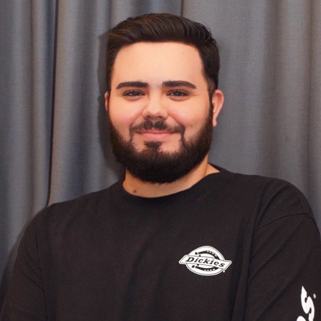 Prindërit e mi u larguan nga Kosova për shkak të situatës më të gjerë socio-politike dhe ekonomike që po zhvillohej në atë kohë (në fillim deri në mesin e viteve të ‘90-a). Nuk mund të gjeje punë dhe as ta bëje një jetë normale. Ata sapo ishin bërë prindër në atë periudhë, ndaj shqetësoheshin gjithnjë e më shumë për situatën humanitare në Kosovë dhe për mënyrën se si kjo do të ndikonte te dy fëmijët e tyre që po rriteshin. Ata dëshironin të jetonin në një shoqëri ku të drejtat themelore të njeriut të ishin të qasshme për të gjithë, pavarësisht identitetit dhe për këtë arsye u detyruan të largoheshin, duke e parë se situata do të përkeqësohej, veçanërisht kur filluan luftërat në Bosnjë dhe Kroaci. Gjatë viteve kemi mbajtur një