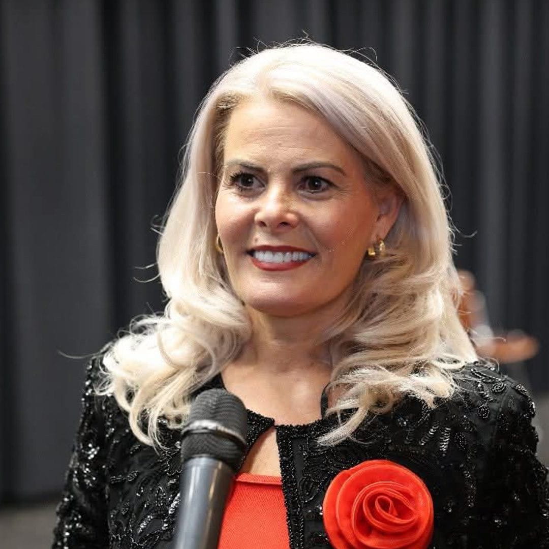 Nga Kosova për në Zvicër jam larguar në vitin 1995, bashkë më të fejuarin tim. Në atë kohë nuk ishte një vendim që merrej vetëm nga dëshira, por nga rrethanat që i përjetuam të gjithë në vitet para luftës, presioni politik nga okupimi serb, pamundësia për të jetuar të lirë, për të studiuar, për të qenë të pavarur si gra e si individë. Ëndrra ime ishte të vazhdoja studimet dhe ta ndërtoja një jetë më të sigurt. Zvicra, si vend demokratik, na ofroi atë mundësi që në Kosovë atëherë nuk e kishim.<br />
Që nga ardhja në Zvicër jetoj në të njëjtin vend, afër Lozanës, në kantonin Vaud. Diaspora për mua nuk ka qenë vetëm vend pune e jetese, por edhe një mënyrë për ta ruajtur lidhjen me