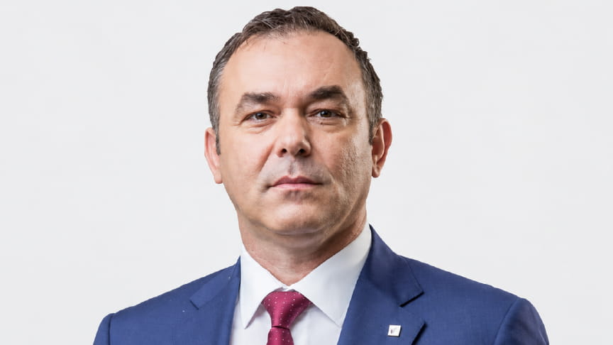Rexhep Selimi was head of the KLA Operational Directorate during the period covered by the indictment. He later served as the KLA’s inspector general and, by the end of March 1999, as minister of internal affairs in the Provisional Government of Kosovo. After the war, Selimi served in the Kosovo Protection Corps (KPC) and later, for several parliamentary terms, served as an MP for Vetëvendosje (VV).