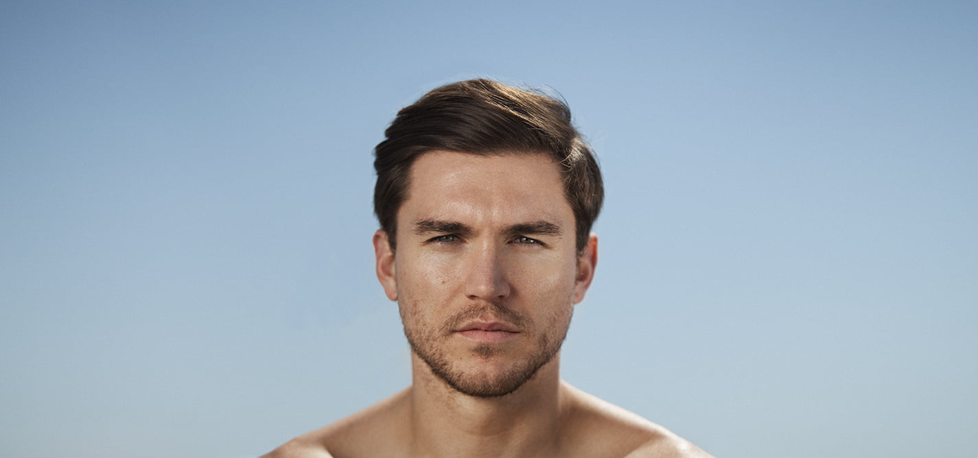 Shpat Deda këndon këngën “Ninullë”, kushtuar gjyshes së tij