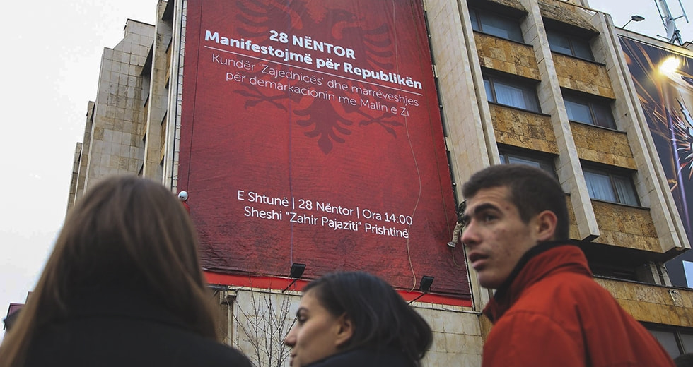 REPUBLIKA SE URUŠAVA, ALI JE MANIFESTACIJA DEO PROBLEMA