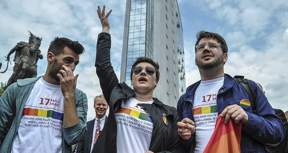 KOSOVARËT VALËVITIN FLAMURIN E YLBERTË