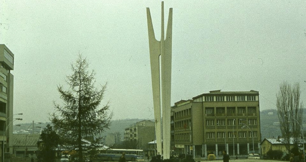 Spomenik Između Bratstva i Jedinstva, i Adema Jašarija