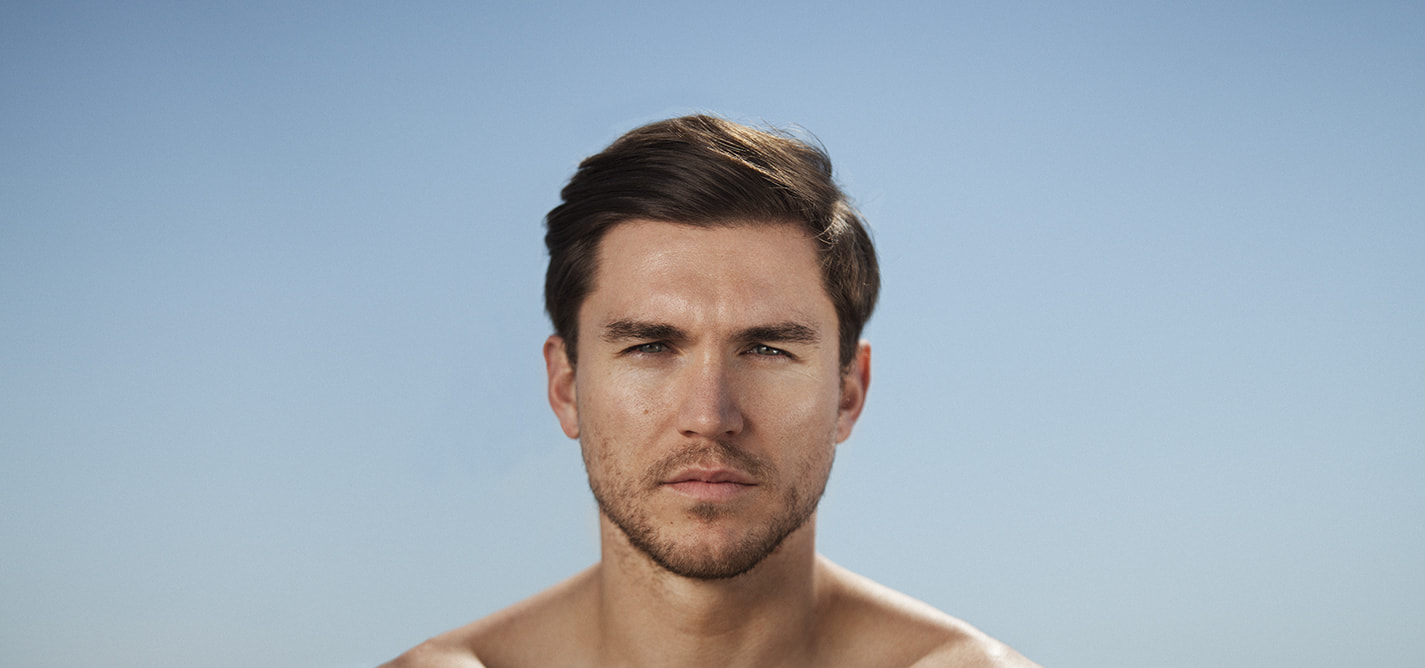 Shpat Deda këndon këngën “Ninullë”, kushtuar gjyshes së tij