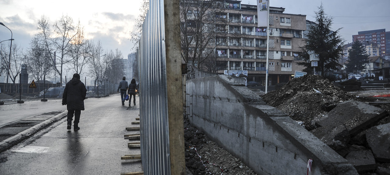 Srušen zid u Mitrovici