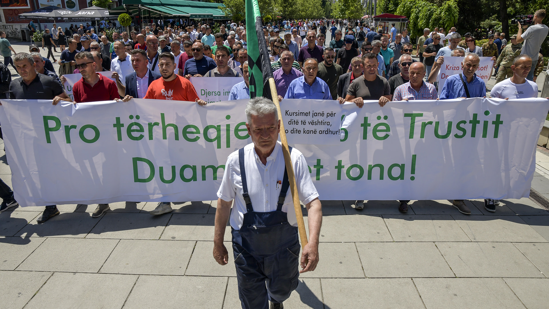 Pleqnia (s’) është larg