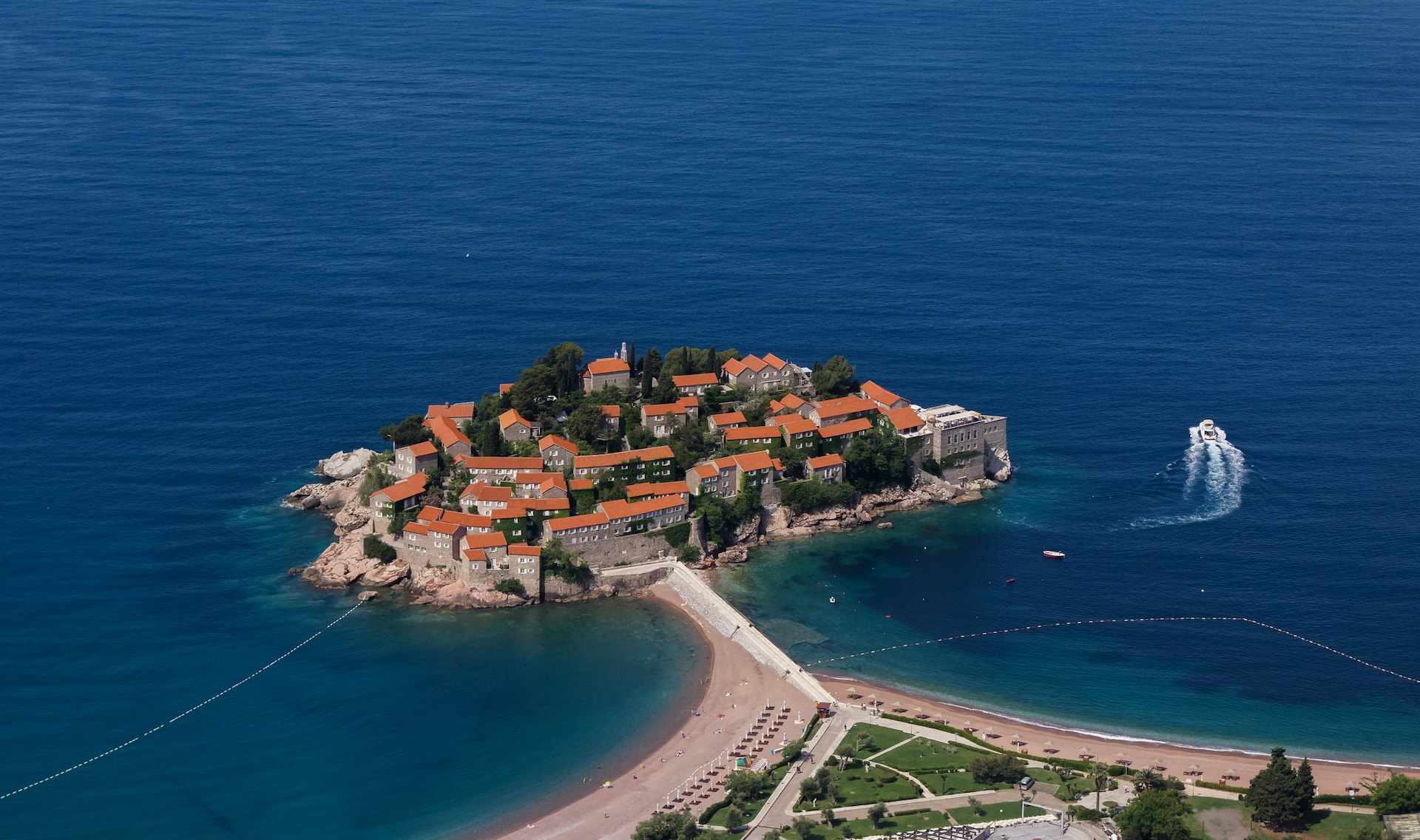Sveti Stefan, najljepši i najugroženiji