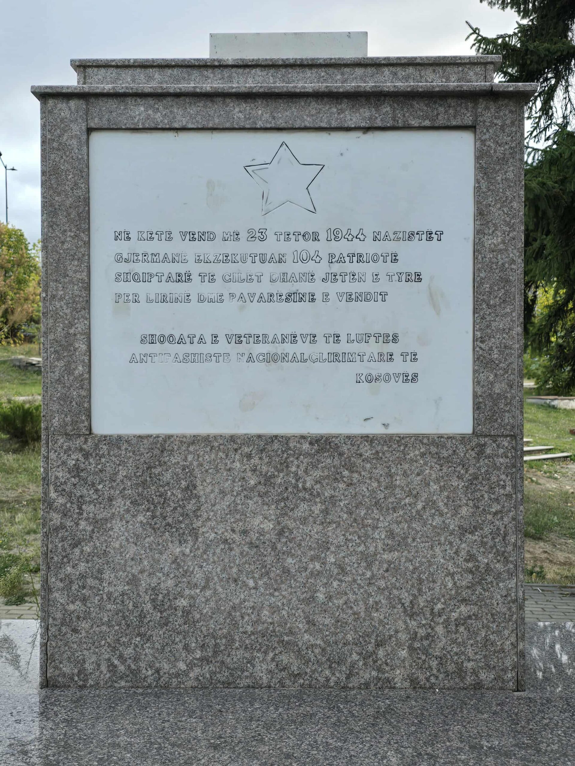 <br />
Ky monument lidhet me një histori pushkatimi gjatë Luftës së Dytë Botërore. Në gazetën e përjavëshme “Bashkimi i Kombit”, në numrin e datës 24 tetor 1944 shkuhej: <br />
<br />
“Natën duke i gdhirë 21 tetori në rrugën e Dibrës u bë një atentat i shëmtuar kundër një automjeti gjerman. Durimi i fuqive të armatosura gjermane mori fund. Masa ndëshkimi: 1. -Lagjja rreth e rrotull vendit të ngjarjes në rrugën e Dibrës, do të shembet. 2. -100 të burgosur komunist prej Tirane e që i përkasin rangut intelektual dhe që ndodhen në fushën e përqendrimit të Prishtinës do të pushkatohen menjëherë për hakmarrje. 3. -80 pjesëtarë të njohur të nacionalçlirimtares në Tiranë do të mbahen peng dhe në rast përsëritje kundër pjesëtarëve të armatës gjermane do të varen. Komanda e Fuqive te Armatosura Gjermane në Shqipëri”. 