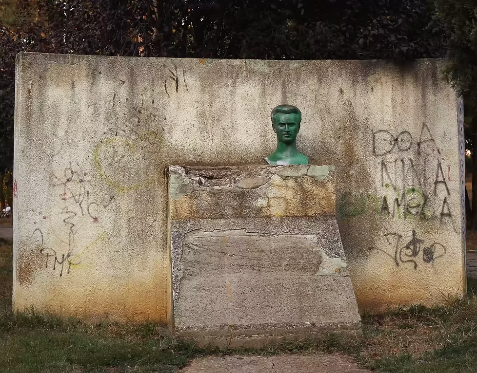 Sot, nga memoriali i parkut ka mbetur vetëm busti i Ramiz Sadikut, ku deri në mes të vitit 1999, në krahun e tij të djathtë ndodhej edhe busti i Boris Vukmirović, i cili u hoq nga andej dhe u zhduk më 1999, menjëherë pas luftës në Kosovë.<br />
Dyshja Bora dhe Ramizi, u memorializuan edhe në vitin 1963, kur në vendin ku u vranë, u ngrit një obelisk 10 metra i lartë, i dizajnuar nga Miodrag Pecić dhe Svetomir Basara. 