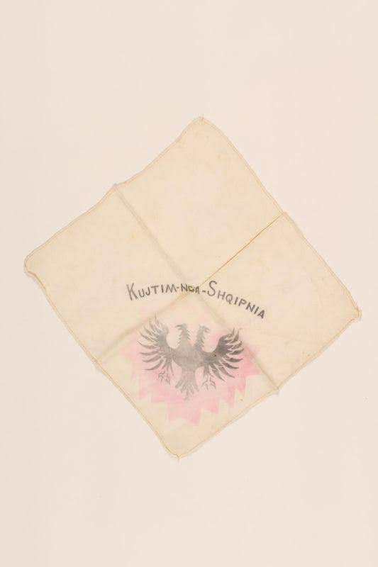 <br />
Ky mindil i bardhë me simbolin kombëtar shqiptar, shqiponjën dykrenare, qëndisur bashkë me mbishkrimin “Kujtim nga Shqipnia”, i përkiste një fëmije hebre 7-vjeçar Jasha Altarac, që arriti t’i shpëtonte  Holokaustit falë ndihmës të shqiptarëve. Gjatë pushtimit të Jugosllavisë nga trupat gjermane në prill të vitit 1941, një bombë ra në një shtëpi në Sarajevë, ku po strehohej familja hebreje Altarac, të cilët ishin larguar si refugjatë nga Beogradi. Nga shpërthimi mbeti e vrarë gjyshja dhe motra e Jashas, Lea. Pas varrosjes së tyre, prindërit e Jashas, Majer dhe Mimi (Merjana) Altarac u kthyen në Beogradin e pushtuar nga gjermanët. <br />
Majer Altarac ishte një nga arkitektët më të shquar në Beograd para se të shpërthente Lufta e Dytë Botërore, pasi kishte zbuluar disa burime mermeri dhe gurësh të tjerë në gurore nëpër Jugosllavi, të cilët i përdorte për projektet e tij arkitekturore.