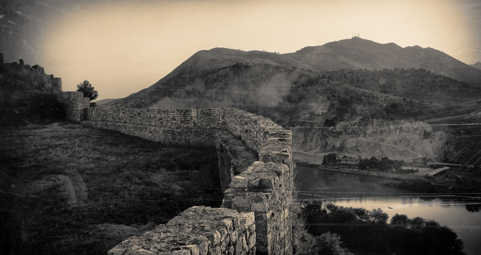 Muret që nuk mund të shemben