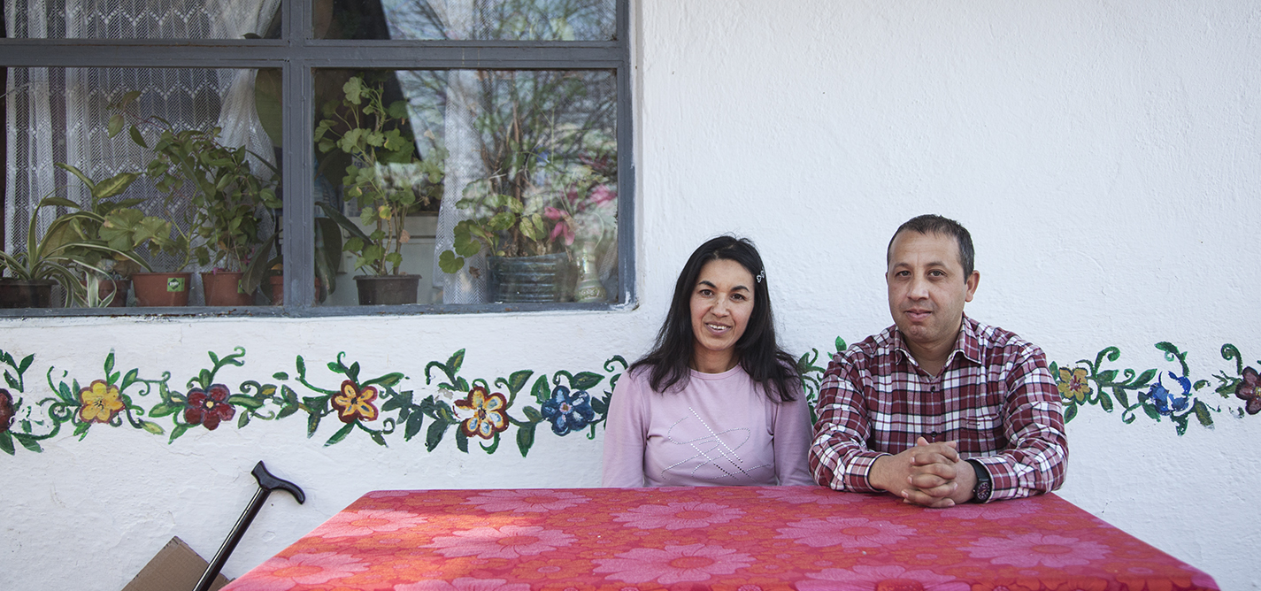 Brat i sestra slikaju romski život