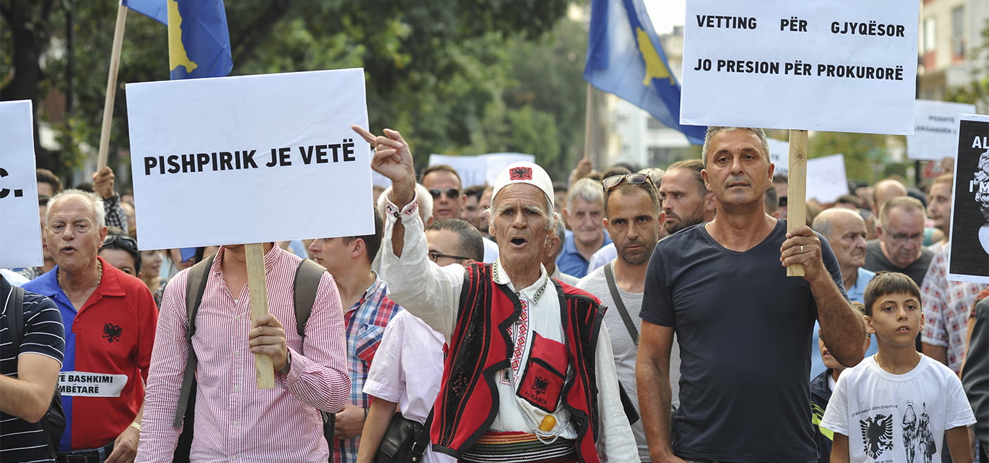 Protestuesit kërkojnë reforma gjithëpërfshirëse të sistemit të drejtësisë dhe sistemit politik