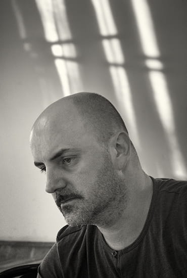 Ky punim u përshkrua si “një vepër që zhytet në konceptet e kombit dhe shtet-kombit brenda kontekstit të teknologjisë së lartë”.<br />
<br />
Më vonë gjatë atij viti, në Teatrin Kombëtar në Banja Llukë, ai e mbajti shfaqjen me tema sociale “Karoline Neuber”, e shkruar nga autori serb Nebojša Romčević. Shfaqja ndjek historinë e aktores gjermane — sipas së cilës është emëruar shfaqja — e cila bëri përpjekje për ta reformuar një teatër lokal në fund të shekullit 18-të, edhe pse publikut i pëlqente shumë më shumë zbavitja më e lehtë. Nëpërmjet perspektivës së saj, Mladenović thekson se teatri duhet të jetë formë serioze e artit, e jo një park lojërash.<br />
<br />
“Sigurisht, atë e mposhti showbiznesi bashkëkohor, siç pësuam ne disfata në duart e industrisë moderne të argëtimit”, thotë ai. “Sidoqoftë, ne e ndjejmë përgjegjësinë për ta ngritur zërin si individë që e marrim punën tonë në teatër shumë seriozisht”.<br />
<br />
K2.0 u takua dy herë me Kokan Mladenović — herën e parë shkurt pas shfaqjes dhe përsëri në prill 2019.