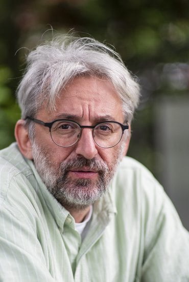 Natyrisht, qasja shkencore nuk është e vetmja mënyrë për t’u angazhuar me letërsinë. Ka plot mënyra tjera që janë më pak kufizuese. Megjithatë, pasi që e kemi themeluar një strukturë specifike shkencore për letërsinë, tituj të caktuar dhe autoritetin e privilegjet që burojnë prej saj, ne duhet t’i respektojmë disa standarde që janë të pandashme nga shkenca.<br />
Unë kam dëshmuar që këta profesionistë, posaçërisht njerëzit në departamentin tim, devijojnë nga këto standarde, dhe nëse e lexoni librin tim, mund të shihni se e njejta vlen për zyrën e dekanit, këshillin akademik dhe senatin e universitetit.<br />
Fatkeqësisht, ka tregues të qartë që situata nuk është fort më e mirë as jashtë Sarajevës ose Bosnje e Hercegovinës si tërësi.<br />
Pjesa më e mërzitshme, por më e rëndësishme e librit, dëshmon se njerëzit që e prezantojnë veten si shkencëtarë, në fakt nuk janë shkencëtarë – me gjithë respektin për ato që i bëjnë dhe mënyrën se si i bëjnë – sepse ata nuk i përmbushin standardet e lartpërmendura shkencore.