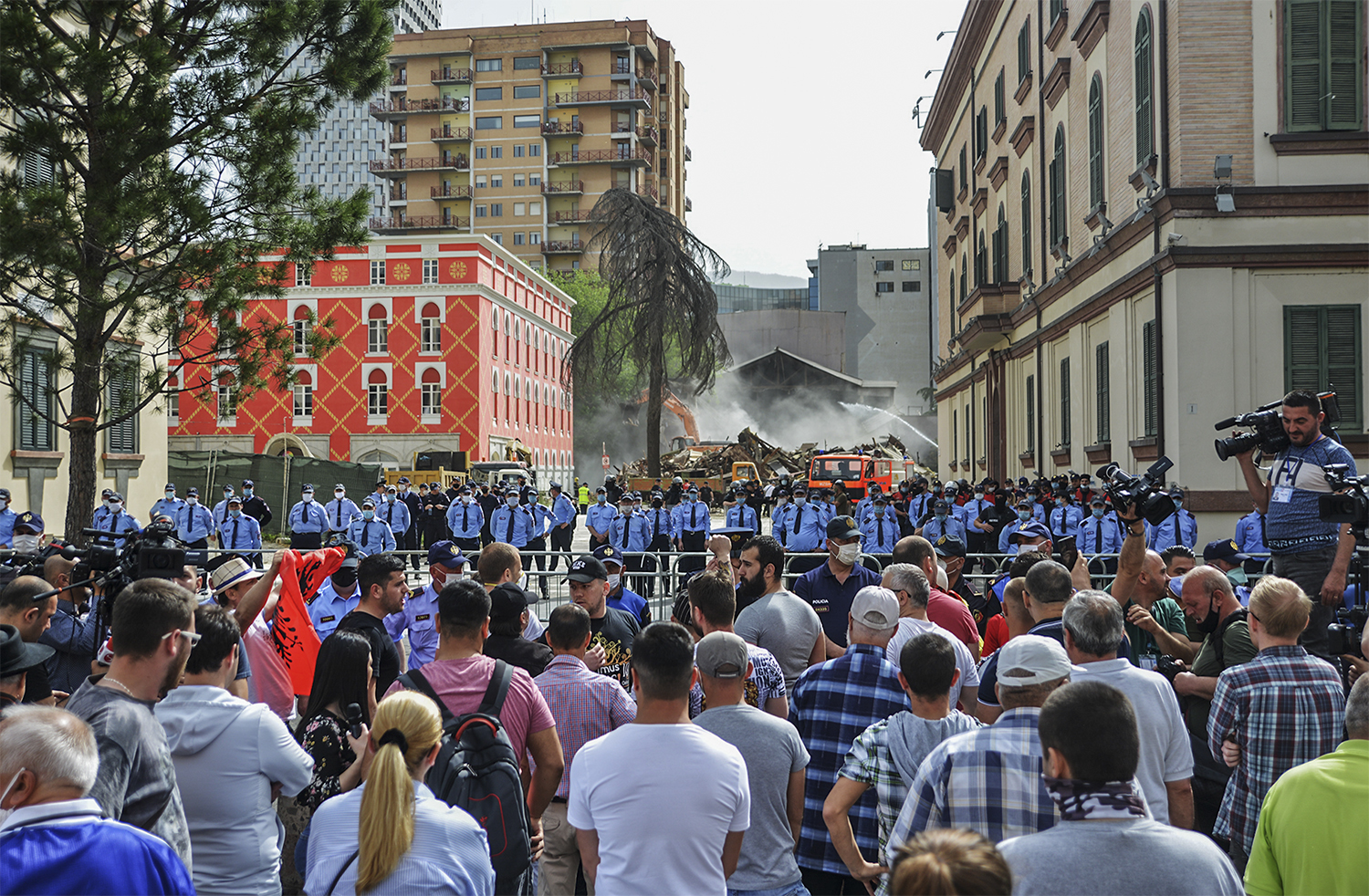 Ndaloni furçat artistike ndaj politikës së Edi Ramës