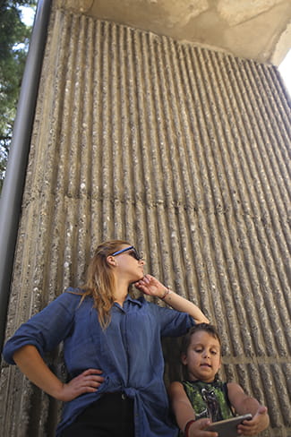 Koleginica iz druge organizacije, predstavljajući problem i predlažući rešenja ispred ministarki, negirala je naša zalaganja zbog toga što sebe nije doživljavala kao ciljnu grupu podložnu siromaštvu, naglašavajući da ne postoji tako nešto kao feminizacija siromaštva. Jedna druga ministarka, isto u ključnom trenutku, odbila je da prizna postojanje profesije ‘rodni ekspert’.<br />
<br />
Ne želim da nabrajam, treba da izdam biografiju da bi buduće generacije zapamtile, da ne zaboravljaju i da budu zahvalne za mogućnosti iz novog sveta. Zato što smo se mi namučile od neznanja, od parcijalnog poznavanja, od površnosti i banalizovanja ljudskih života.<br />
<br />
U današnjoj omladini vidim agens za promene, vidim nadu u potencijalu. Svetao primer su mi učenici kojima predajem rodne studije i koji umeju da me rasplaču od lepote. I svetao mi je tim Edna može! Nije jednostavno, ali ne predajemo se.<br />
<br />
Ovo mi daje šansu da dišem duboko, puni mi arterije i gura me napred, uprkos svemu.