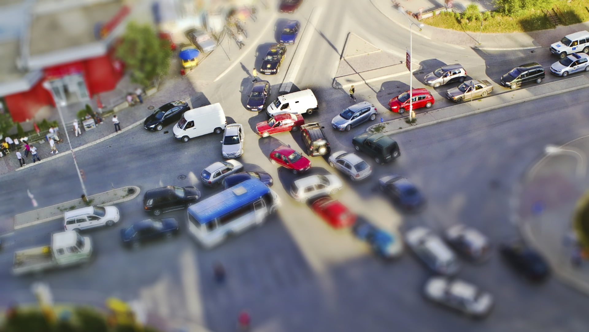 Kush drejton sferën publike në Kosovë: qytetarët a ‘ekspertët e Ballkanit’?