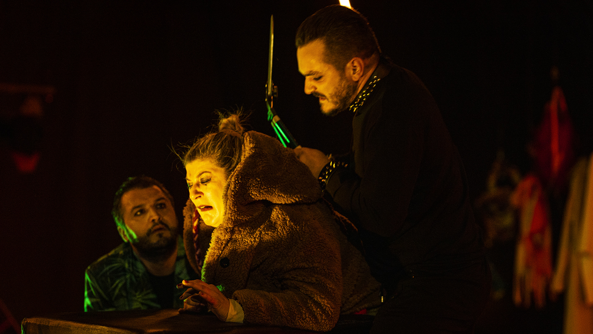 Të gjitha gratë kanë një thikë në shpinë