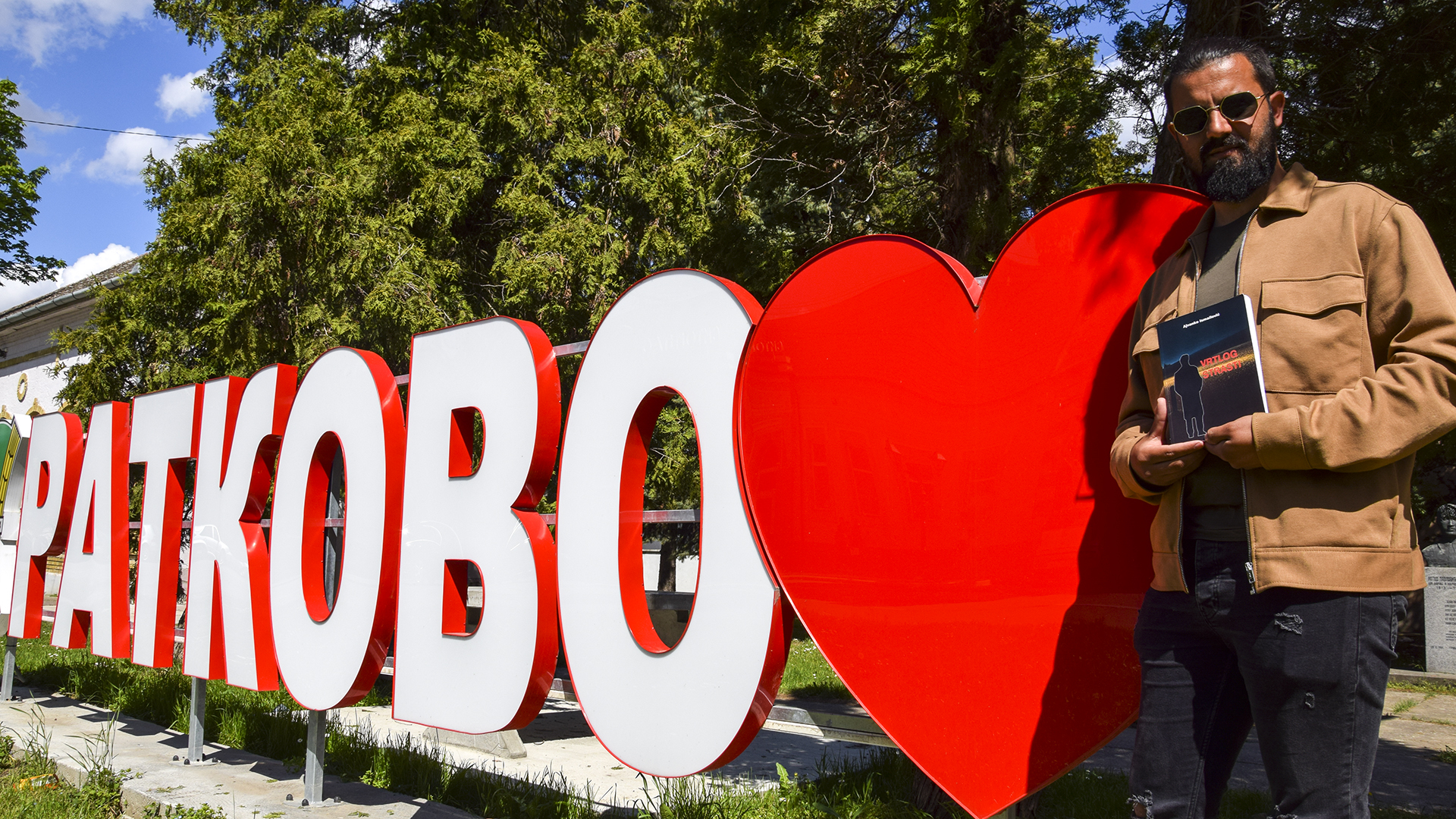 Piktor, shkrimtar, punëtor sezonal