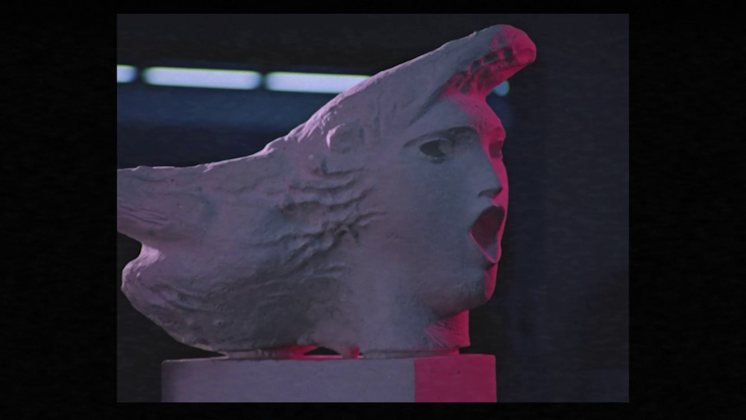 Nije bilo teško, jer pad komunizma predstavlja fazu koja te prirodno vodi ka promeni. To je bila moja dramaturška tačka, otvarala je novo poglavlje. Ali i tada sam unela svoj lični pristup. Za mene, činjenica da je komunizam pao nije značila da sada živimo u demokratskom društvu. Albanija je bila u ratu, ljudi su umirali. A ja sam pad komunizma posmatrala očima rata, a ne oslobođenja. Lični pristup i istorijski pristup u filmu stalno idu zajedno.