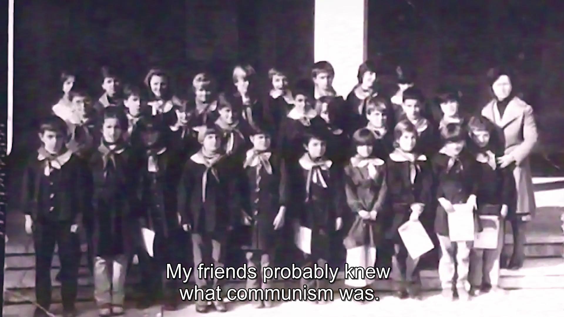 Ali tada je to bio problem – morala si da vidiš stvari isto kao svi drugi. Nisi mogla da ih vidiš drugačije, nisi mogla da imaš lični doživljaj stvarnosti. Kiša, siva boja ili tama u slici smatrani su pesimizmom, a pesimizam je bio zabranjen. Morala si da budeš vesela, deo ideološkog tela sreće koje prihvata stvarnost onako kako država određuje, a ne onako kako ti vidiš.