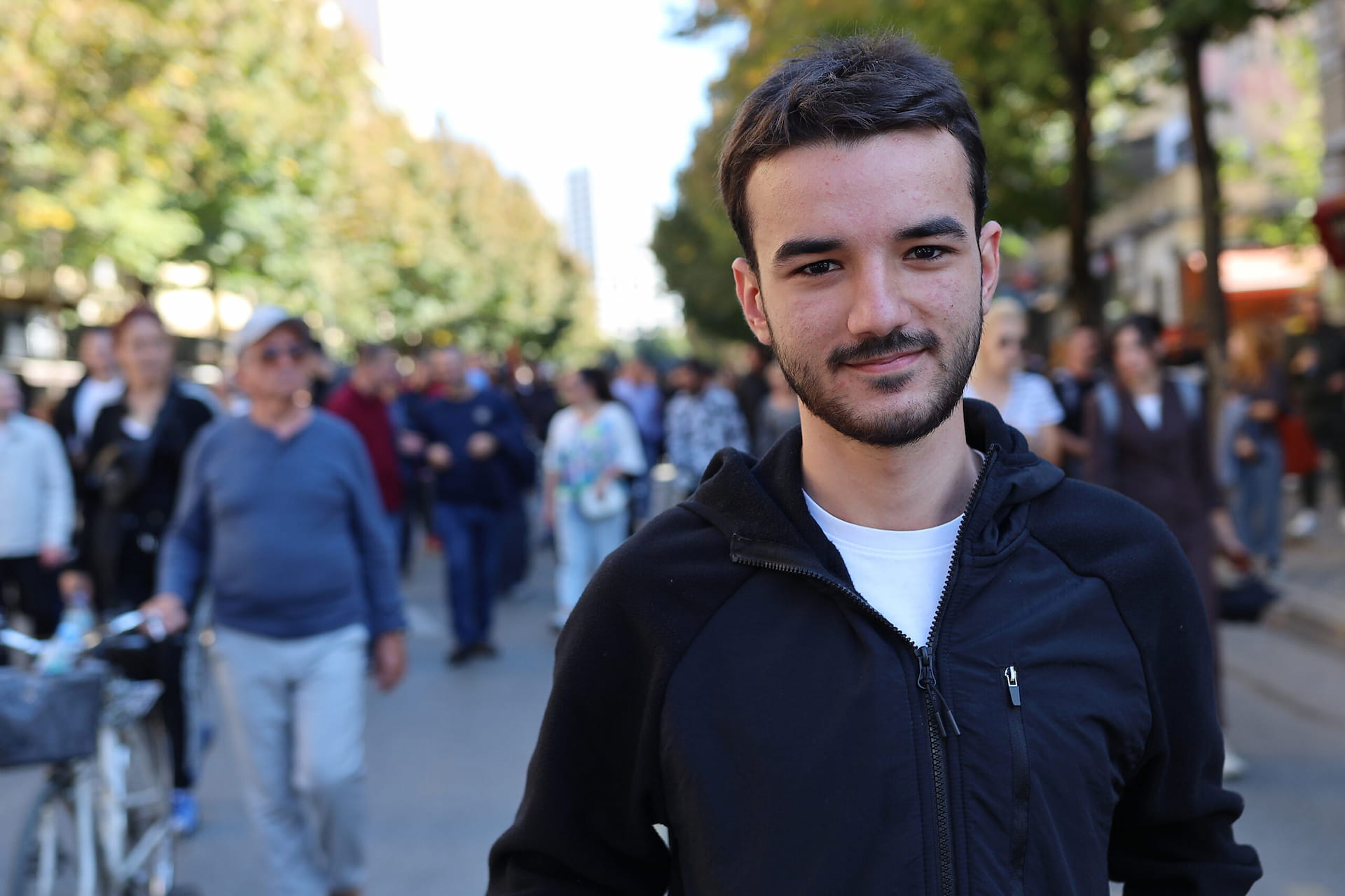 Unë kam protestuar që nga maji, për arsye se kjo qeveri ka 13 vite që ka shtypur ëndrrat e fëmijëve, ëndrrat e moshatarëve tanë dhe ka shkaktuar dhe ka shpopulluar këtë vend.<br />
<br />
Momentin që vendosa të dal në protestë, kam qenë në ekskursion me klasën time dhe ishte bërë njoftimi që do të bëhej protesta me datën 31 maj. Dhe direkt sa kam ardhur nga ekskursioni, u bë mbledhja e parë te Ministria e Brendshme, ku u bë turma masive.