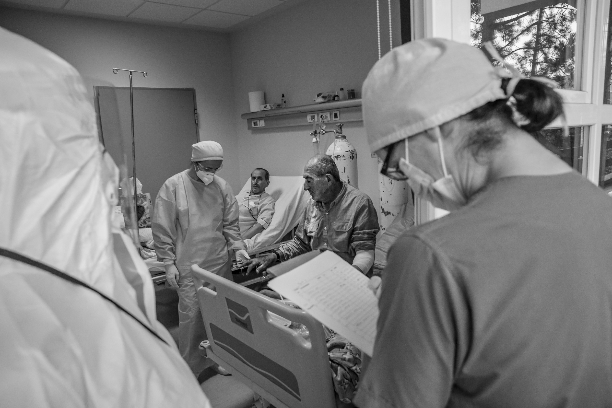 Medical staff conduct regular rounds of the wards to check on patients’ vitals.